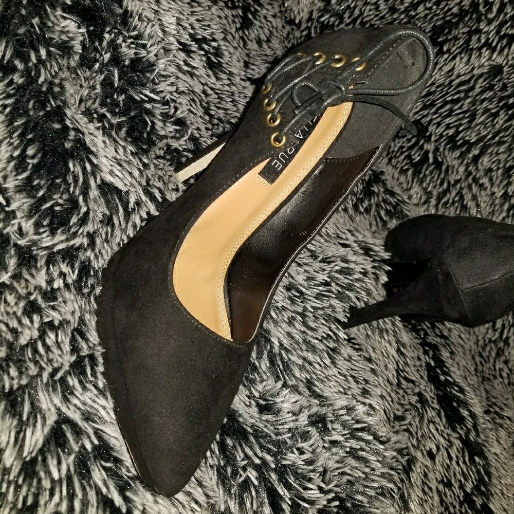 Black lace up pumps